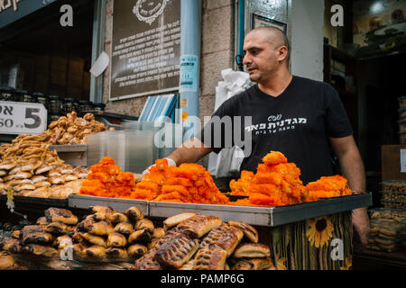 Ein Verkäufer von Gebäck in der Mahane Yehuda Markt, Jerusalem, Israel Stockfoto