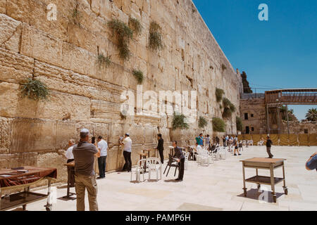 Sonnenanbeter sagen ihre Gebete an der westlichen Mauer an einem sonnigen Nachmittag, Jerusalem Stockfoto