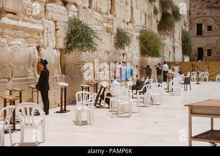 Sonnenanbeter sagen ihre Gebete an der westlichen Mauer an einem sonnigen Nachmittag, Jerusalem Stockfoto