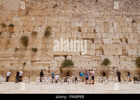 Sonnenanbeter sagen ihre Gebete an der westlichen Mauer an einem sonnigen Nachmittag, Jerusalem Stockfoto