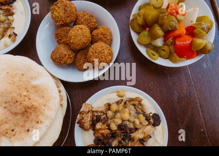 Schalen mit frischem Falafel und Hummus sitzen auf einem Tisch in Jerusalem, Israel Stockfoto