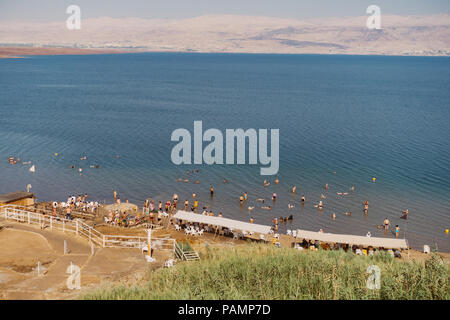 Touristen entspannen, Schwimmen und schweben in der Totes Meer, Israel, so salzig ist es unmöglich für einen menschlichen Körper zu sinken Stockfoto