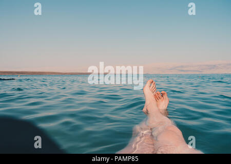 Füße Bob und Schwimmen im Toten Meer, Israel, das so salzig ist es unmöglich für einen menschlichen Körper zu sinken Stockfoto