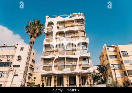 Crazy House, einem 9-stöckigen postmodernen Gebäude von Syrischen entwickelt, geborene Architekt Leon Gaignebet, auf Hayarkon in Tel Aviv Stockfoto