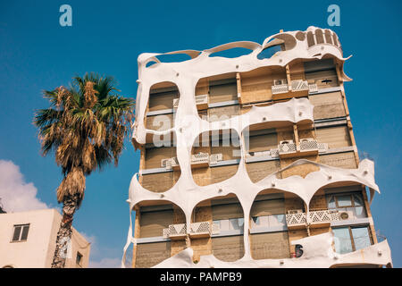 Crazy House, einem 9-stöckigen postmodernen Gebäude von Syrischen entwickelt, geborene Architekt Leon Gaignebet, auf Hayarkon in Tel Aviv Stockfoto