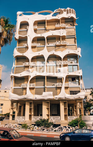 Crazy House, einem 9-stöckigen postmodernen Gebäude von Syrischen entwickelt, geborene Architekt Leon Gaignebet, auf Hayarkon in Tel Aviv Stockfoto