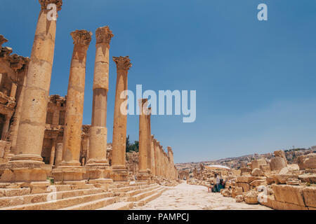 Die zerstörte Steine, Betonplatten und Säulen in der antiken mediterranen Stadt Jerash, Jordanien Stockfoto