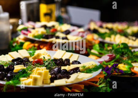 Essen Platten voll mit frischem Gemüse, Käsewürfel, Sprossen und Termine Stockfoto