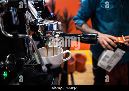 Fancy Edelstahl Kaffeemaschine gießen ein doppelter Espresso in einem Café Stockfoto