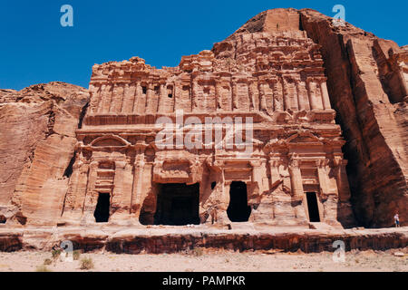 Ein Grab Eingang in den Fels in die verlorene Stadt Petra, Jordanien Stockfoto