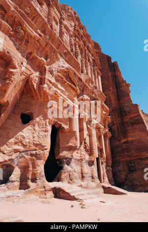 Ein Grab Eingang in den Fels in die verlorene Stadt Petra, Jordanien Stockfoto