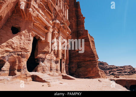 Ein Grab Eingang in den Fels in die verlorene Stadt Petra, Jordanien Stockfoto