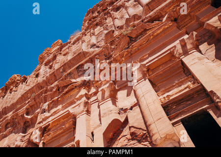 Ein Grab Eingang in den Fels in die verlorene Stadt Petra, Jordanien Stockfoto