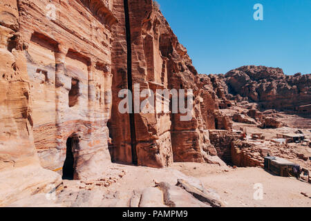 Ein Grab Eingang in den Fels in die verlorene Stadt Petra, Jordanien Stockfoto