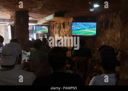 Eine Gruppe von jordanischen Männer rauchen Shisha und Argentinien spielen Frankreich im FIFA WM 2018 Sehen Sie sich in einer Bar in Wadi Musa, Jordanien Stockfoto