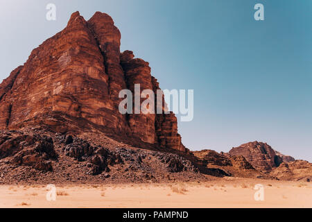 Das ist sogar Säulen" Berg Felsformation im Wadi Rum Wüste, Jordanien Stockfoto