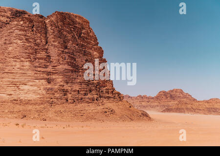 Die rote Orange Felsen und Sand der Wüste in der Nähe der noch Säulen" im Nationalpark Wadi Rum, Jordanien Stockfoto