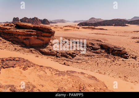 Die rote Orange Felsen und Sand der Wüste in der Nähe der noch Säulen" im Nationalpark Wadi Rum, Jordanien Stockfoto