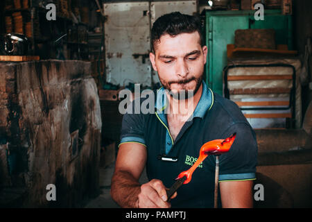 Einem jungen Glasbläser bläst ein Glas Schwan in einem Workshop in Hebron, Palästina Stockfoto