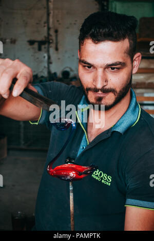 Einem jungen Glasbläser bläst ein Glas Schwan in einem Workshop in Hebron, Palästina Stockfoto