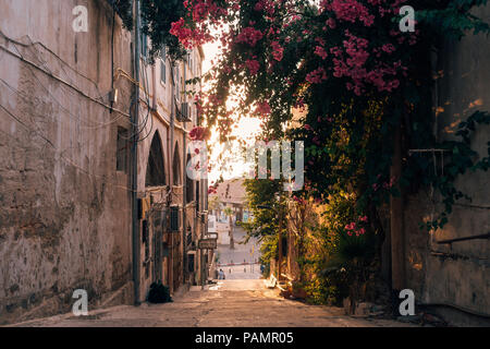 Sonnenuntergang strahlen Strahl durch die engen Gassen in Jaffa, Tel Aviv, Israel Stockfoto