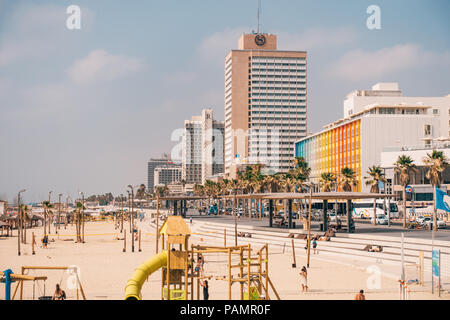 Die regenbogenfarbenen Dan Hotel am Strand von Tel Aviv, Israel Stockfoto