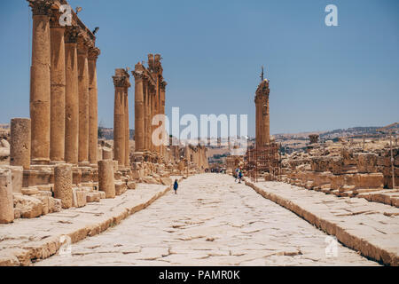 Alten alten griechisch-Römischen Säulen line gepflasterten Straßen, an einem warmen Sommertag in Jerash, Jordanien Stockfoto