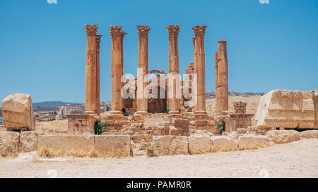 Alten alten griechisch-Römischen Säulen line gepflasterten Straßen, an einem warmen Sommertag in Jerash, Jordanien Stockfoto
