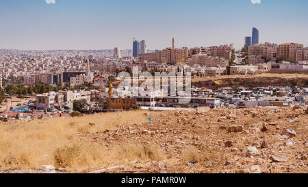 Die Stadt Amman, Jordanien, als von einem Hügel am Rande der Stadt gesehen Stockfoto