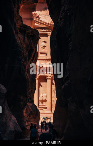 Der erste Blick des Fiskus durch den Spalt, wie Sie zu Fuß die wichtigsten Weg in die verlorene Stadt von Petra, Jordanien Stockfoto