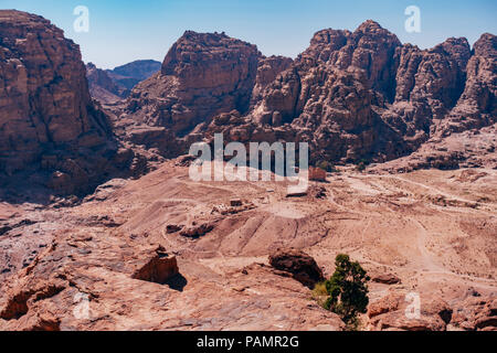 Blick auf die Rückseite der verlorenen Stadt Petra aus einer der Höhepunkte. Der Trail geht bis in das Tal hinter dem Kloster Stockfoto