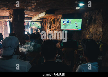 Eine Gruppe von jordanischen Männer rauchen Shisha und Argentinien spielen Frankreich im FIFA WM 2018 Sehen Sie sich in einer Bar in Wadi Musa, Jordanien Stockfoto