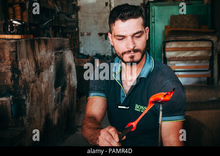 Einem jungen Glasbläser bläst ein Glas Schwan in einem Workshop in Hebron, Palästina Stockfoto