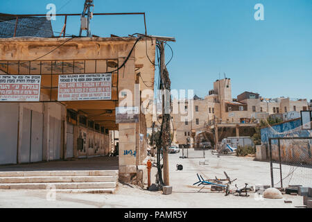 Eine jüdische Zeichen der Ankündigung eines berechtigten Anspruch auf Eigentum an Land in Hebron, West Bank, Israel Stockfoto