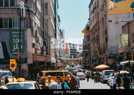 Geschäftige Straßen mit Taxis und Menschen bei einem Nachmittag in Ramallah, Palästina Hauptstadt und administrative Zentrum Stockfoto