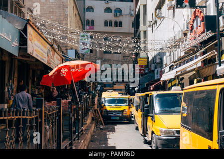 Geschäftige Straßen mit Taxis und Menschen bei einem Nachmittag in Ramallah, Palästina Hauptstadt und administrative Zentrum Stockfoto