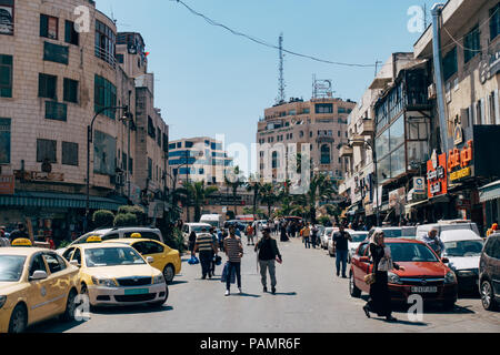 Geschäftige Straßen mit Taxis und Menschen bei einem Nachmittag in Ramallah, Palästina Hauptstadt und administrative Zentrum Stockfoto