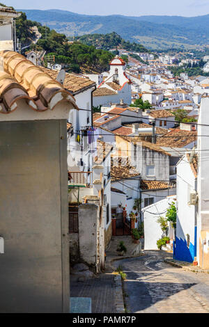 Sehr steile, schmale Straße, Ubrique, Provinz Cadiz, Spanien Stockfoto