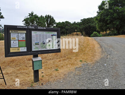 Ohlone Trail Sign-in Panel an Sunol Regional Wilderness, Kalifornien, Stockfoto