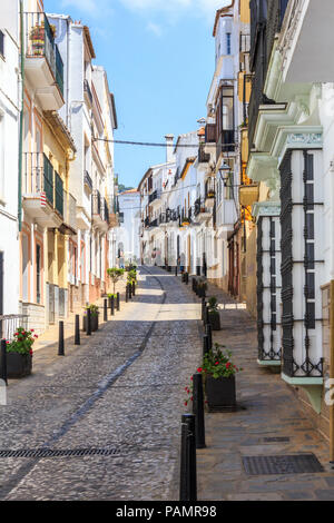 Steile, schmale Straße, Ubrique, Provinz Cadiz, Spanien Stockfoto