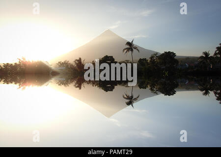 Spiegelbild der perfekte Bicol Albay Kegel des Vulkans, bekannt als Mount Mayon. In Luzon, Philippinen. Stockfoto