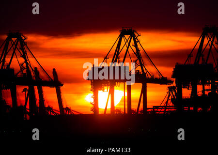 Singapur, Singapur - 23 April, 2017: Dramatische orange Sonnenuntergang hinter Singapurs Ölraffinerie Türme, als von Labrador Park gesehen. Stockfoto