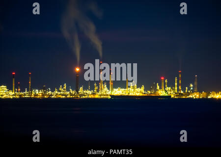 Singapur, Singapur - 23 April, 2017: Die leuchtende Nacht Lichter von Singapurs großen Ölraffinerie, Schuß aus über dem Wasser an Labrador Park Stockfoto