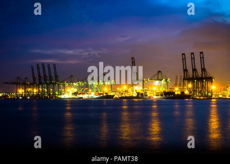 Singapur, Singapur - 23 April, 2017: Singapurs großen Ölraffinerie, wie in der Nacht über das Wasser an den Labrador Park gesehen Stockfoto