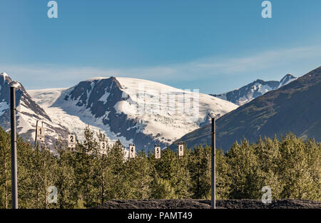 Whittier Tunnel (Anton Anderson Memorial Tunnel) lane Zuordnungen, nach Osten in Richtung Whittier mit Portage Glacier, Alaska, USA im Sommer. Stockfoto