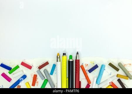 Schule der Malerei auf Papier. farbige Stifte und Marker auf weißem Hintergrund, flach Stockfoto