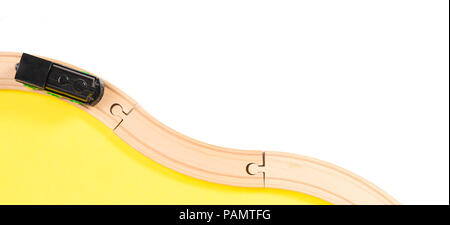 Spielzeugeisenbahn und Kurve Holz- bahn auf farbigen Hintergrund Stockfoto