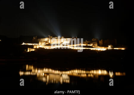 Amer Fort (Fort Amber) bei Nacht beleuchtet an Licht und Ton zeigen, Jaipur, Rajastan, Indien in Maota See widerspiegeln. Stockfoto