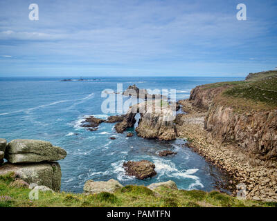 Felsige Küstenlinie von Lands End, Cornwall, Großbritannien, mit dem Bogen, Dodnan Enys und die Felsformation die bewaffneten Ritter, mit dem longships Leuchtturm offshor Stockfoto