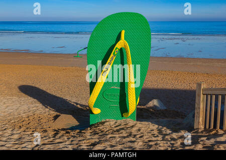24. Juni 2018: Newquay, Cornwall, UK - eine Stranddusche in der Form eines großen Flip Flop auf den Fistral Beach. Stockfoto